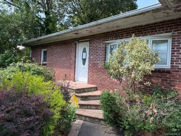 34 Raymond Court, Holbrook, NY 11741