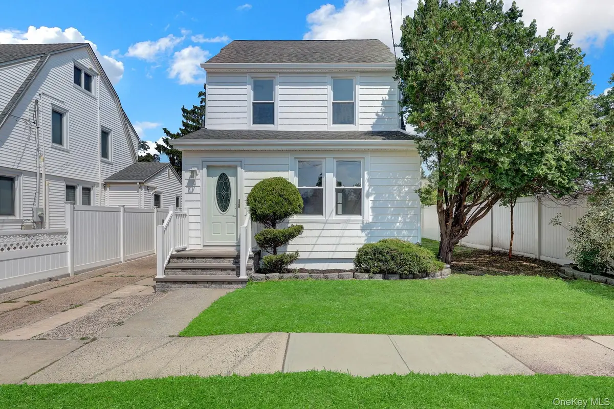 15 Stratford Avenue, Williston Park, NY 11596 - #1
