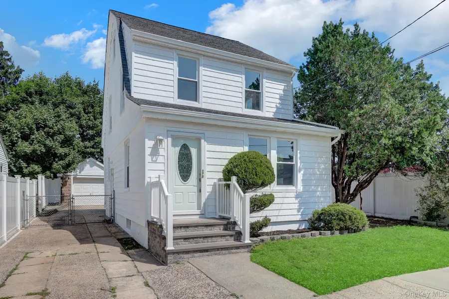 15 Stratford Avenue, Williston Park, NY 11596 - #2