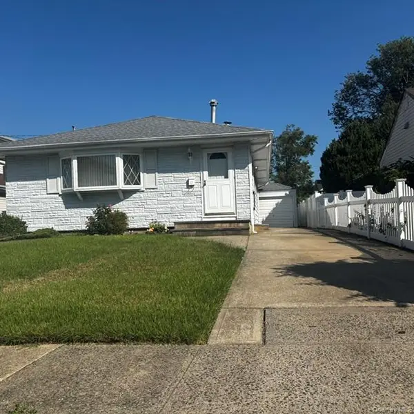 66 E Neptune Avenue, Lindenhurst, NY 11757