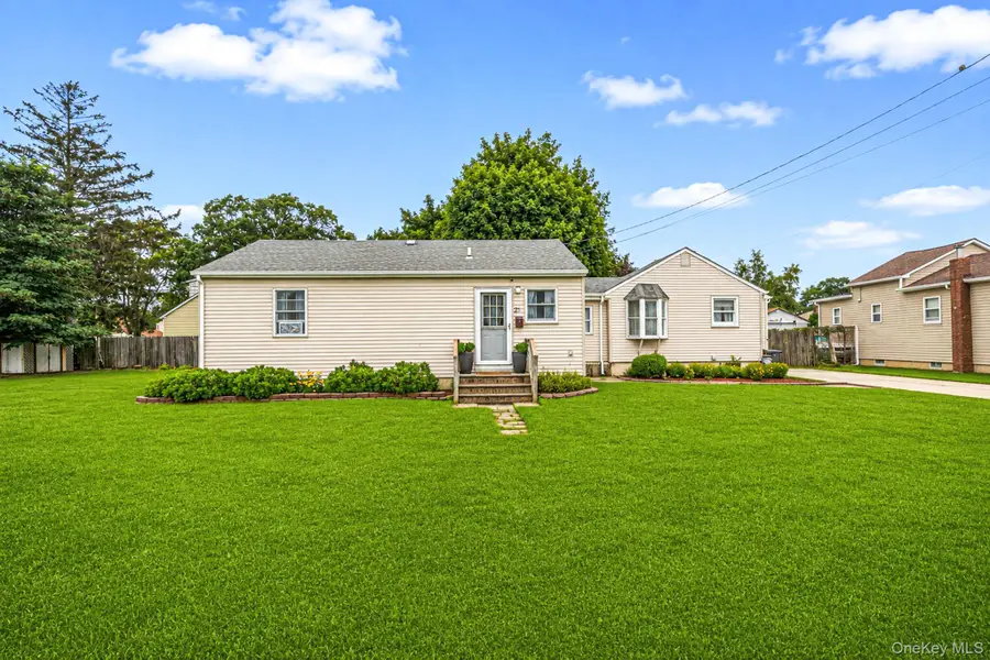 21 Cherokee Drive, Bay Shore, NY 11706 - #2