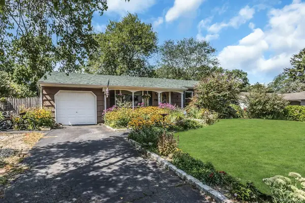 8 Baymens Court, Sayville, NY 11782