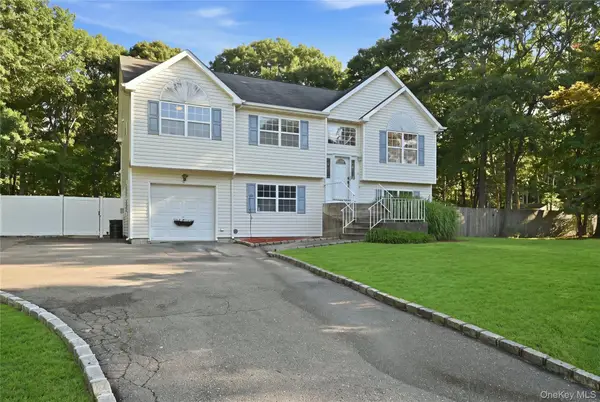 3 Mulligan Drive, Medford, NY 11763
