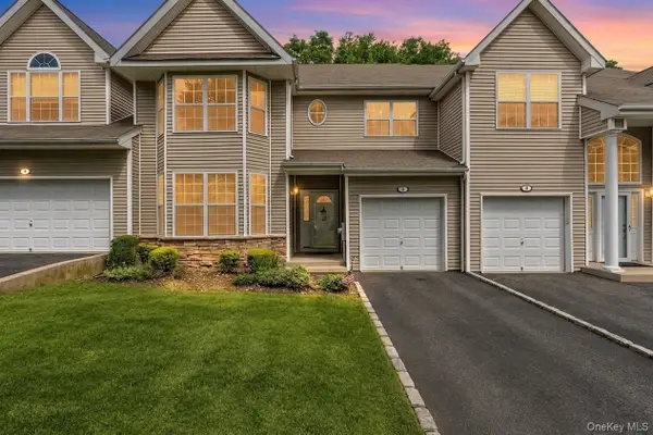 3 Arielle Court, Hauppauge, NY 11749