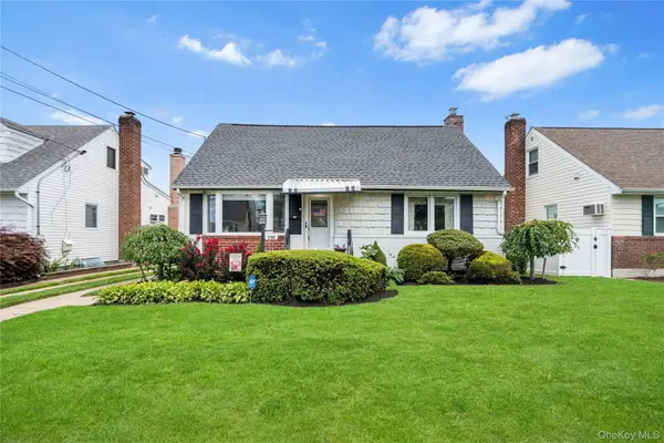 110 Barwick Boulevard, Mineola, NY 11501