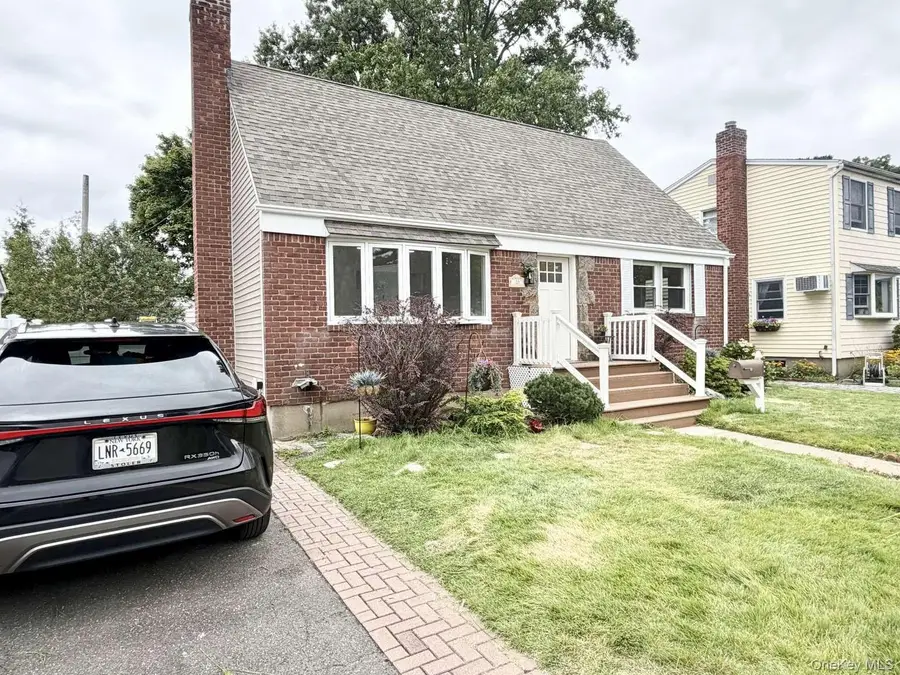20 Iris Avenue, Merrick, NY 11566 - #2