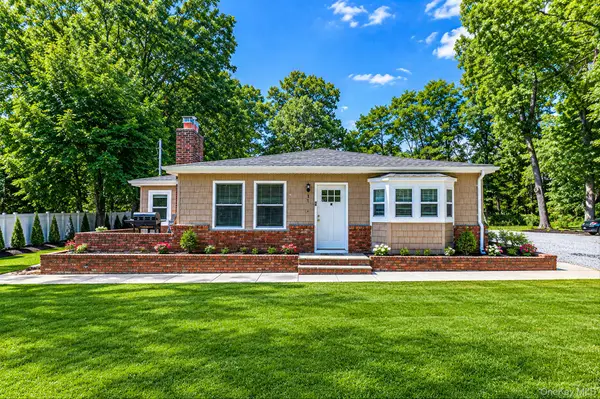 4 Sunny Road, Saint James, NY 11780