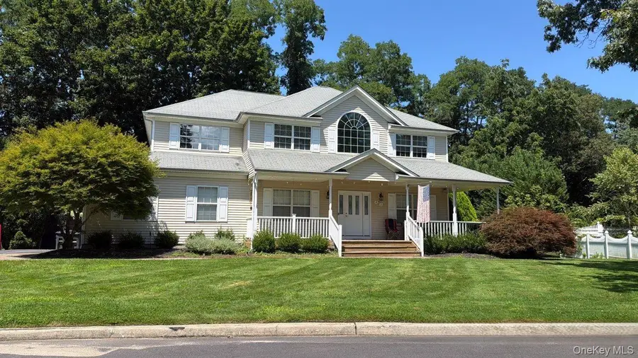 23 Flagpole Lane, East Setauket, NY 11733 - #3