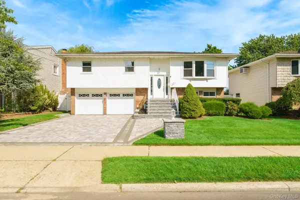 221 Roosevelt Avenue, Massapequa Park, NY 11762