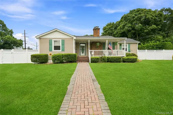 494 N Putnam Avenue, Lindenhurst, NY 11757