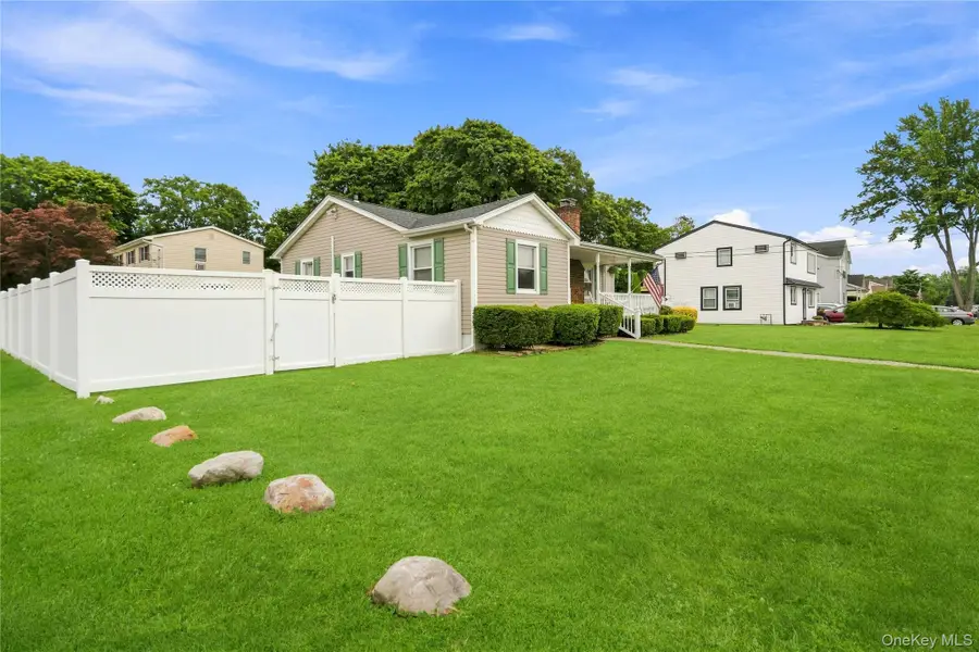 494 N Putnam Avenue, Lindenhurst, NY 11757 - #3