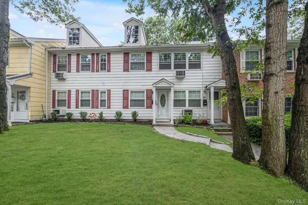 1108 Towne House Village, Hauppauge, NY 11749