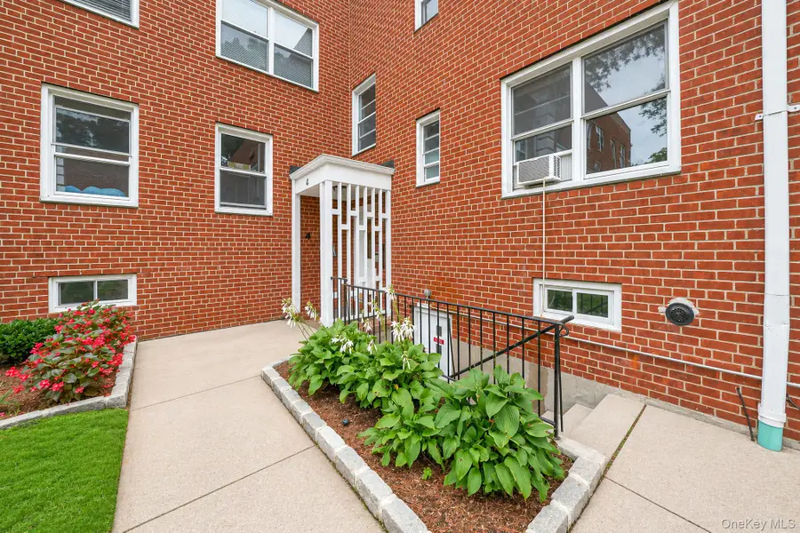 4 Edwards St #1E, Roslyn Heights, NY 11577 - #3
