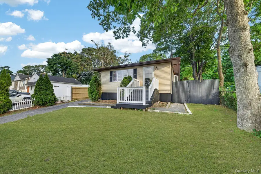 28 Roslyn Avenue, Selden, NY 11784 - #3