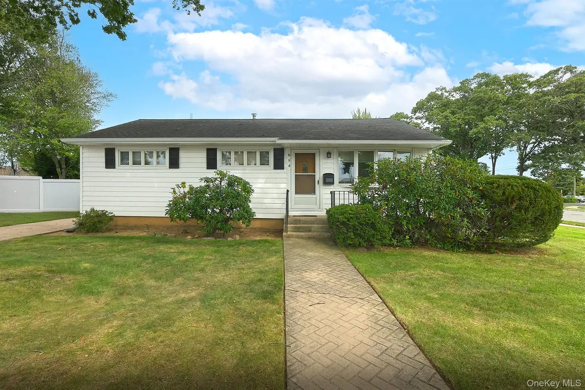 654 Carlyle Avenue, Franklin Square, NY 11010 - #1