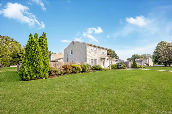11 Shade Tree Lane, East Patchogue, NY 11772