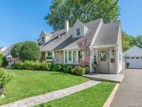 9 Robert Road, Glen Cove, NY 11542