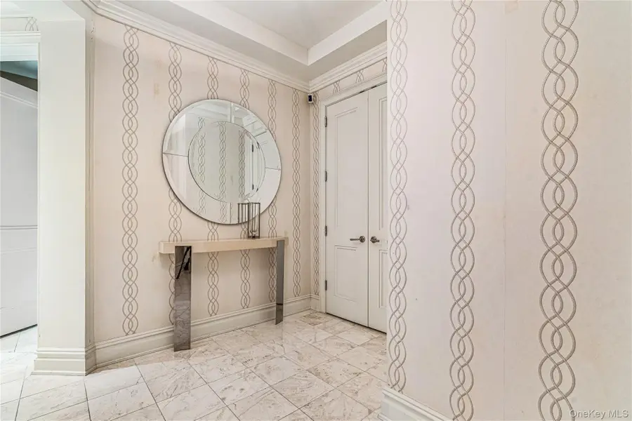 2000 Royal Court #2009, North Hills, NY 11040 - #2