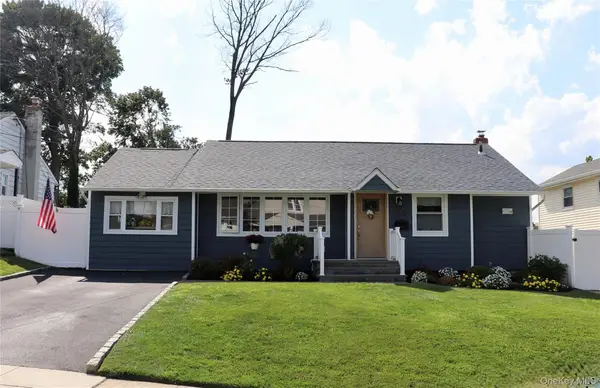 31 Prestwick Terrace, Glen Cove, NY 11542