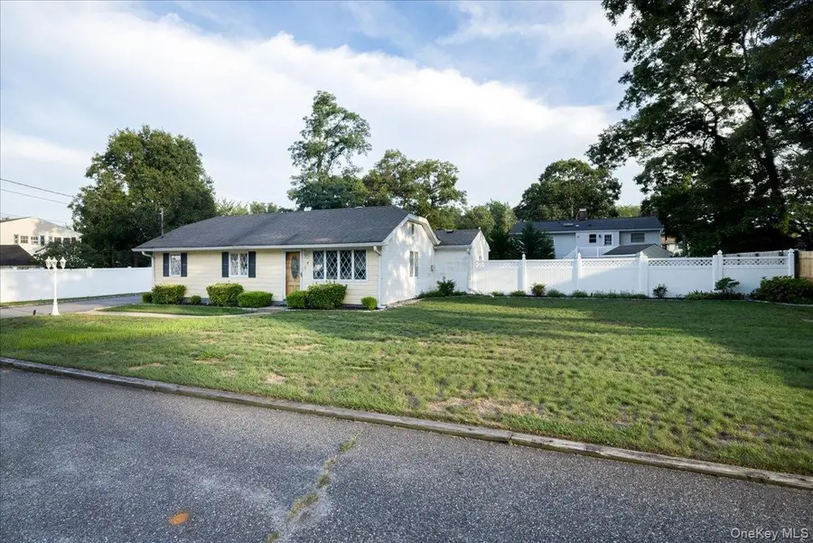 8 Doradell Drive, Holbrook, NY 11741 - #3
