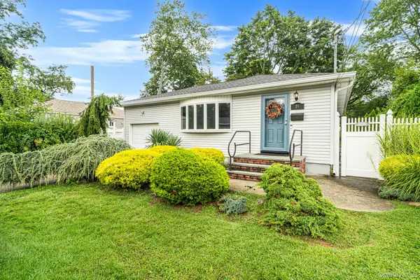 21 Pearsall Place, Deer Park, NY 11729