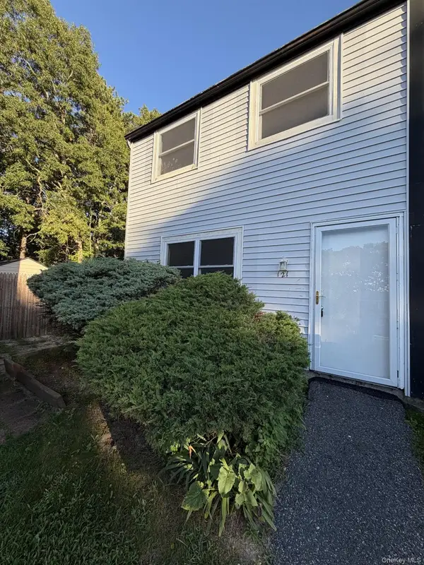 121 Hill Spur, Calverton, NY 11933