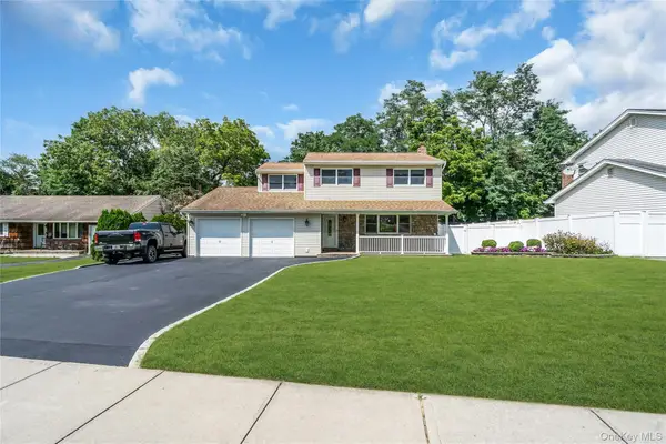 19 Opal Court, Hauppauge, NY 11788