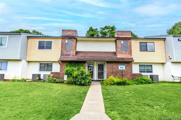 42 Pointe Circle South, Coram, NY 11727