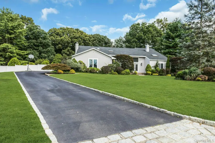 4 Laurelwood Court, Dix Hills, NY 11746 - #3