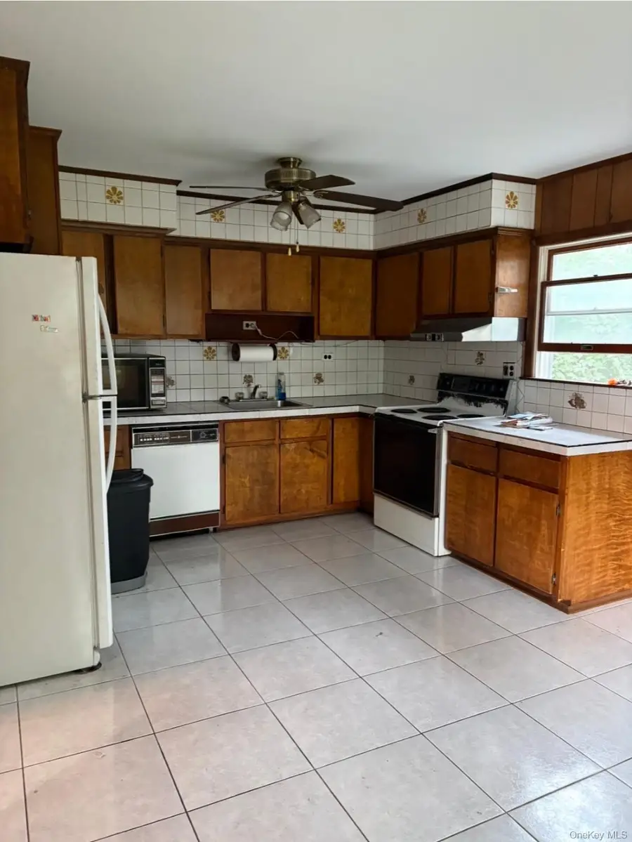 1 Cherokee Street, Massapequa, NY 11758 - #2