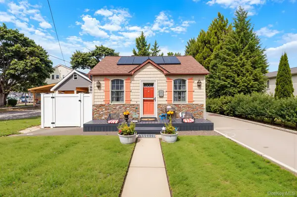 23 Dewey Place, Lindenhurst, NY 11757