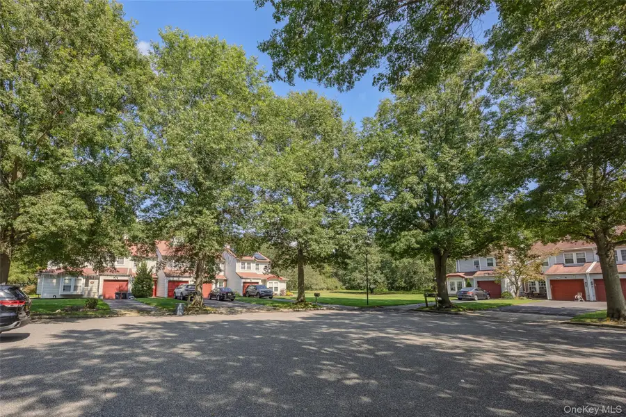11 Burgoyne Court, Coram, NY 11727 - #3