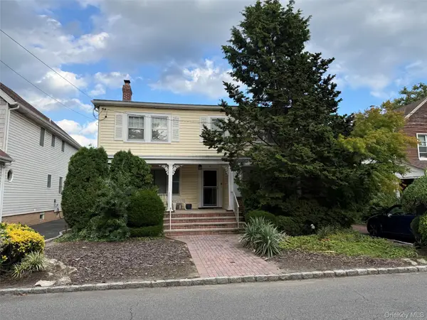 82 Auerbach Lane, Lawrence, NY 11559