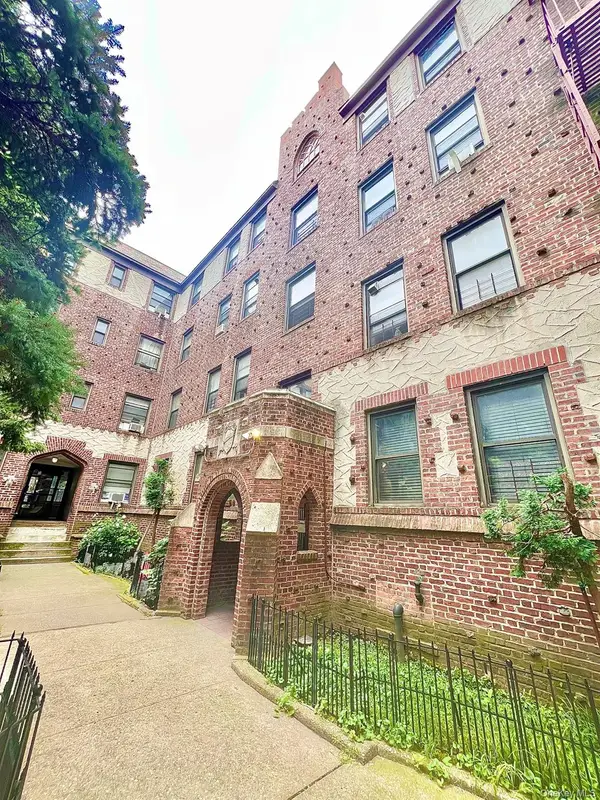61-40 Saunders St #A12, Rego Park, NY 11374