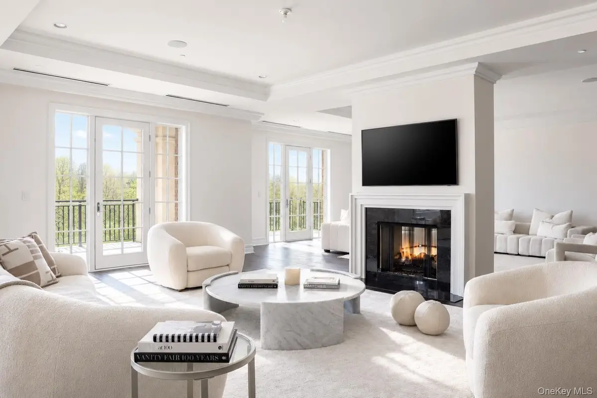 3000 Royal Court #3211, North Hills, NY 11040 - #1