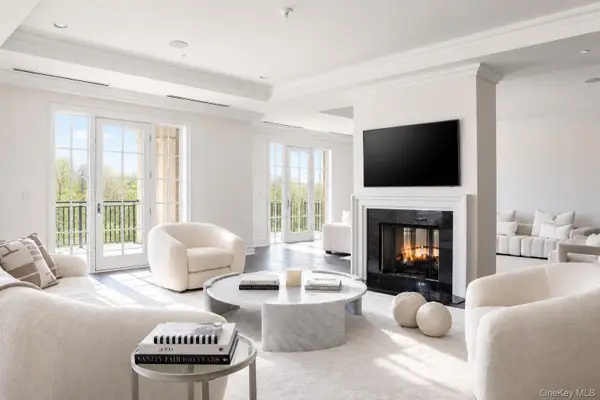 3000 Royal Court #3211, North Hills, NY 11040