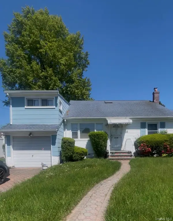 16 Barrington Street, Westbury, NY 11590