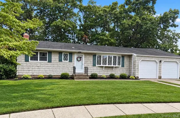11 Whig Court, Holbrook, NY 11741