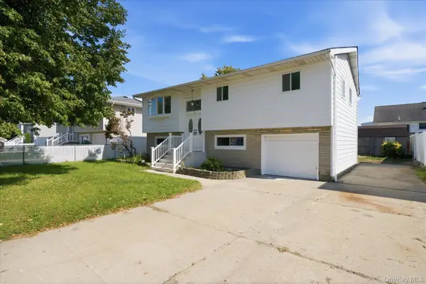 14 Garfield Place, Lindenhurst, NY 11757