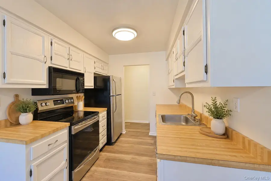 8 Foxwood Drive #8, Pleasantville, NY 10570 - #2
