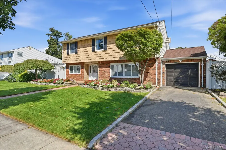 195 N Utica Avenue, Massapequa, NY 11758 - #2