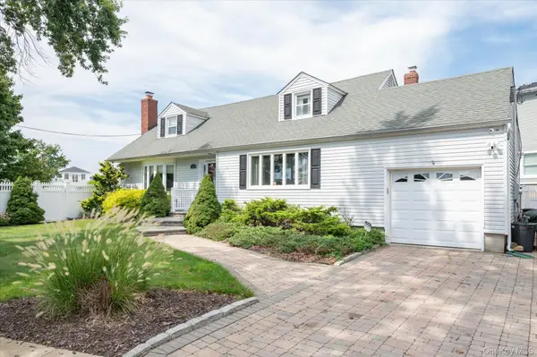 15 E Lincoln Avenue, Massapequa, NY 11758