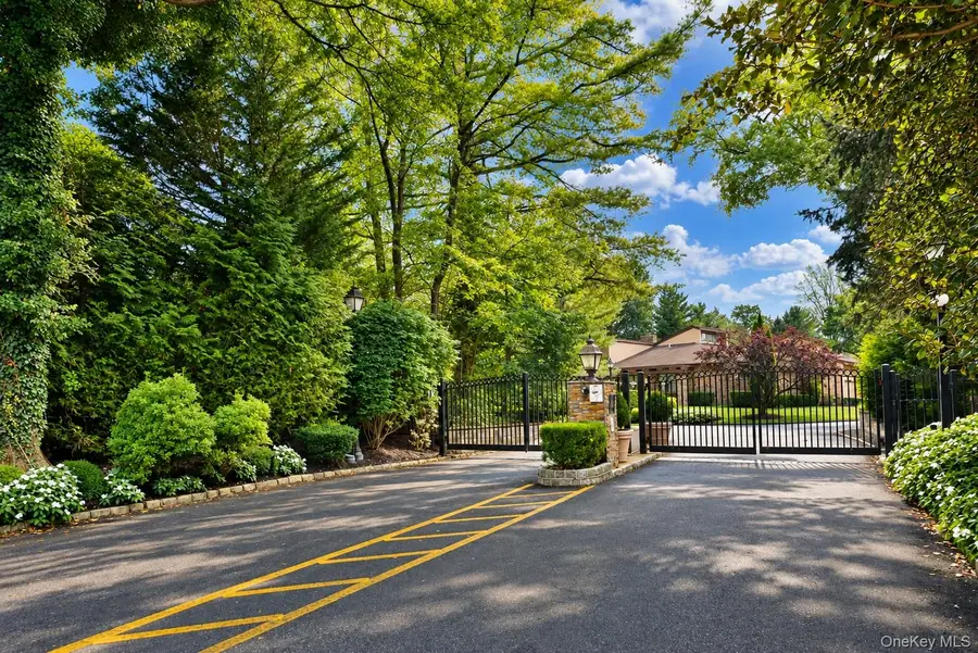 19 Woodcrest Drive, Roslyn, NY 11576 - #2