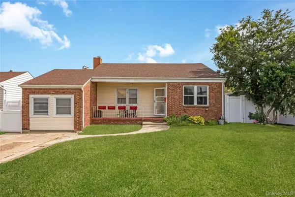 19 Rainbow Lane, Lindenhurst, NY 11757