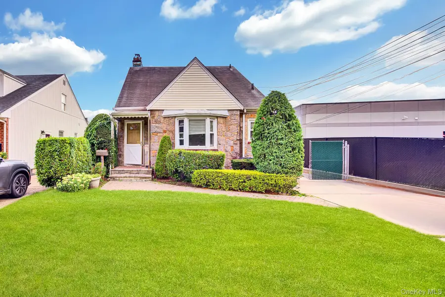569 Greenway E, West Hempstead, NY 11552 - #2