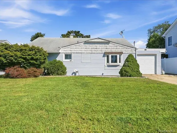 11 Hoover Lane, Bethpage, NY 11714
