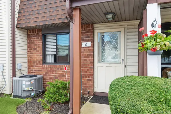 6 Cambridge Drive W, Copiague, NY 11726