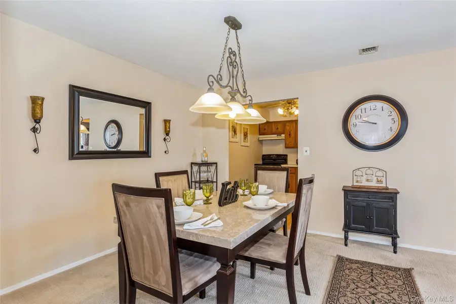 6 Cambridge Drive W, Copiague, NY 11726 - #2