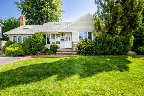 10 Seneca Drive, Massapequa, NY 11758
