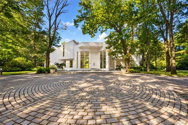 11 Surrey Lane, Old Westbury, NY 11568
